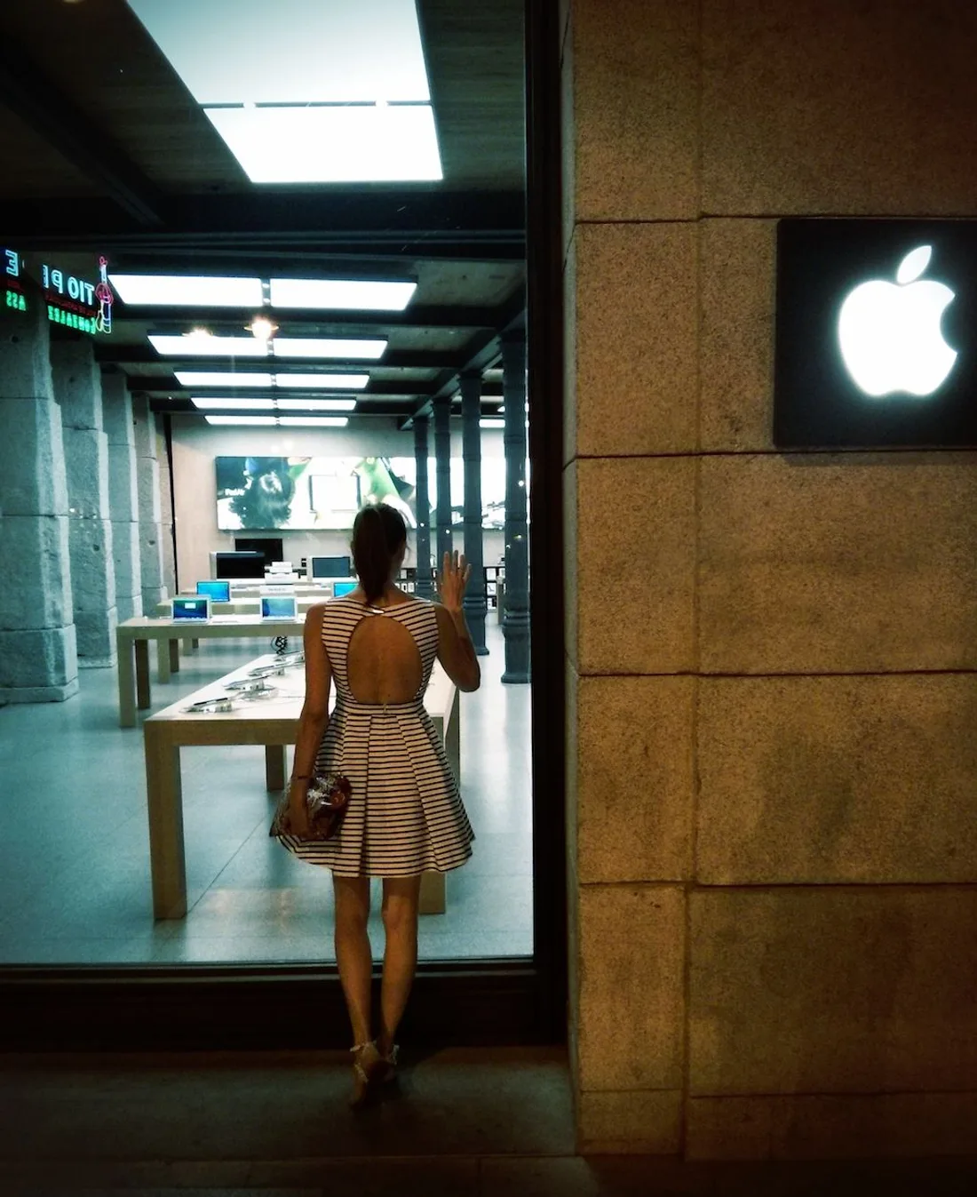 Laura Ruiz mirando una tienda de Apple