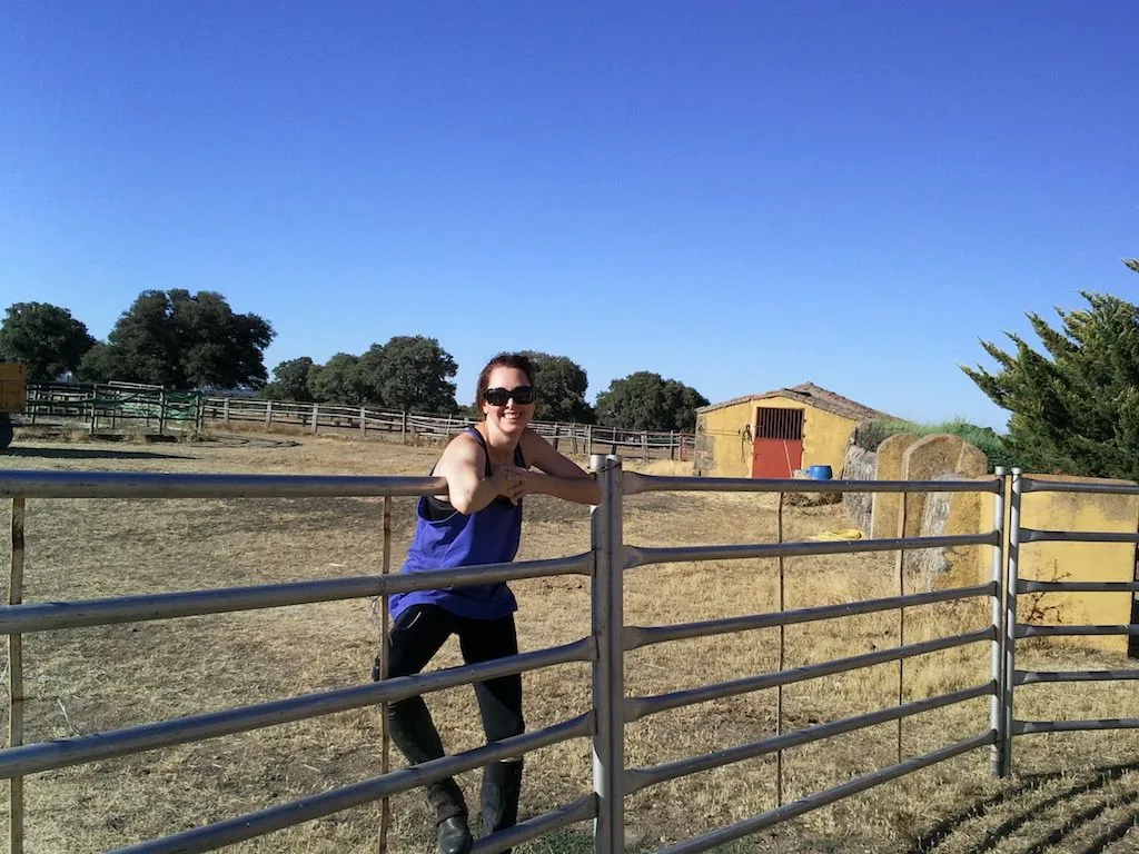 Laura Ruiz apoyada en una valla en el campo